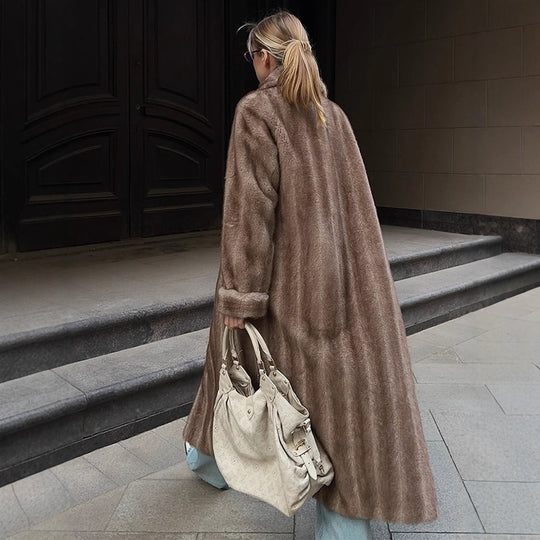 Damen Maxi Kunstpelz-Mantel mit breitem Umlegekragen und weitem Schnitt Nord Taschen