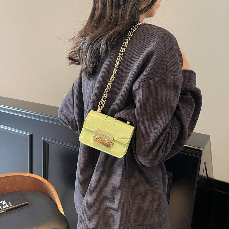Damen elegante Mini-Handtasche mit goldener Verschlussmechanik Nord Taschen