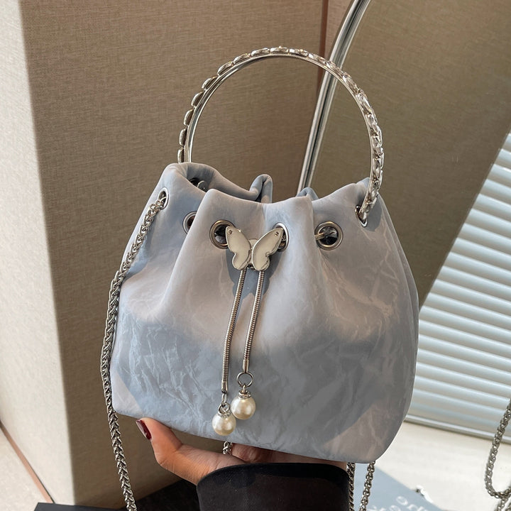 Damen Beuteltasche aus hochwertigen Materialien mit verspieltem Schmetterling Nord Taschen