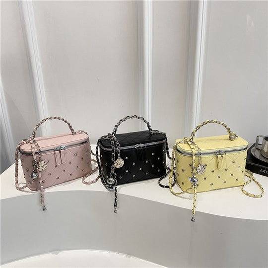 Damen stilvolle Handtasche mit ausgestelltem Design und Kettenverzierung Nord Taschen