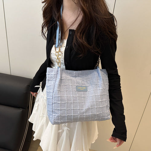 Damen Schultertasche mit strukturiertem Design und unverwechselbaren Kettenakzenten Nord Taschen