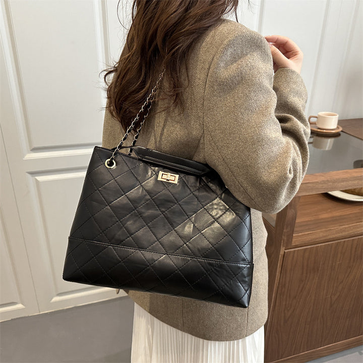 Damen elegante gesteppte Handtasche mit stylischem Kettenhenkel Nord Taschen