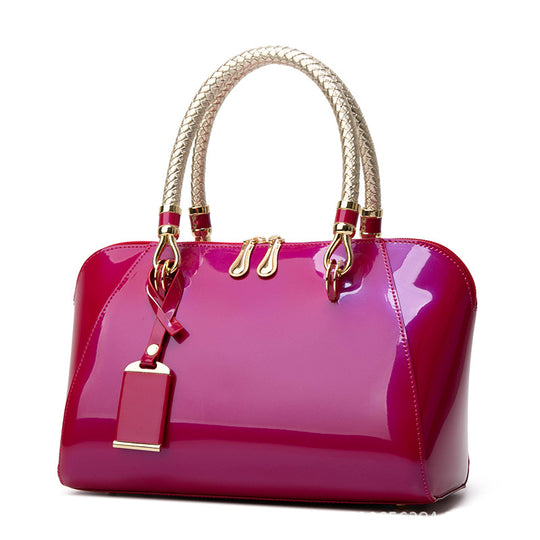 Damen Handtasche mit glänzender Lackoberfläche und geflochtenen Griffen Nord Taschen