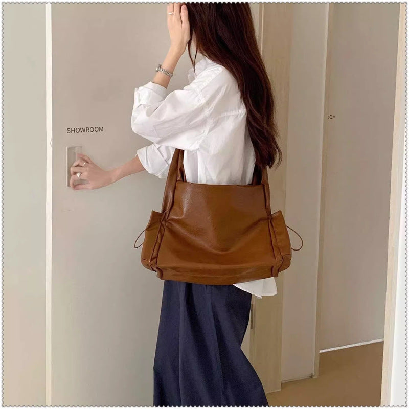 Damen Hobo-Tasche mit elegantem Faltendesign und praktischem Tragegurt Nord Taschen