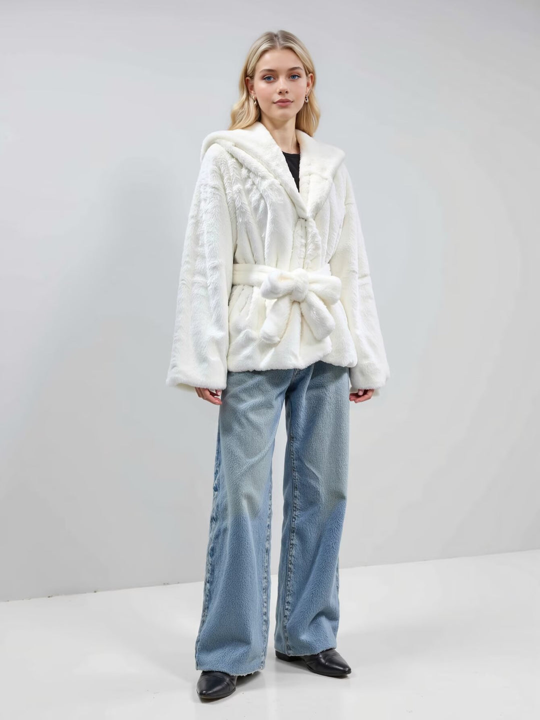 Damen Kuschelige Kunstfell-Kurzjacke mit Schalkapuze und Schleifen-Taillengürtel Nord Taschen