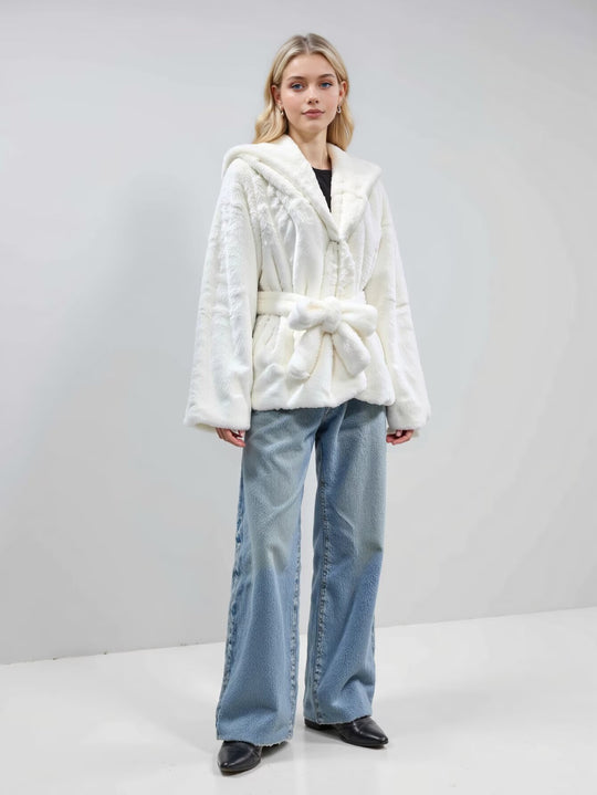 Damen Kuschelige Kunstfell-Kurzjacke mit Schalkapuze und Schleifen-Taillengürtel Nord Taschen