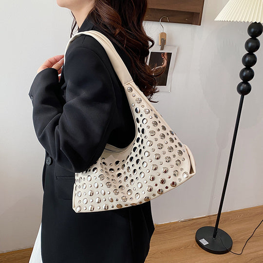 Damen Hobo-Tasche aus hochwertigem Kunstleder mit stilvollen Nietenakzenten Nord Taschen