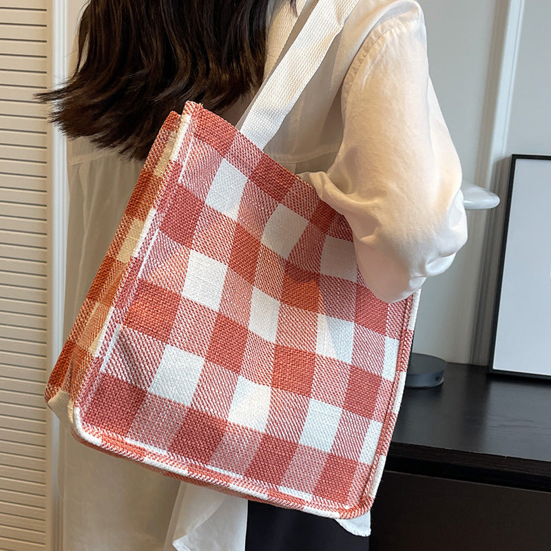 Damen Tragetasche mit lässiger Karomusterung und verspieltem Herzanhänger Nord Taschen