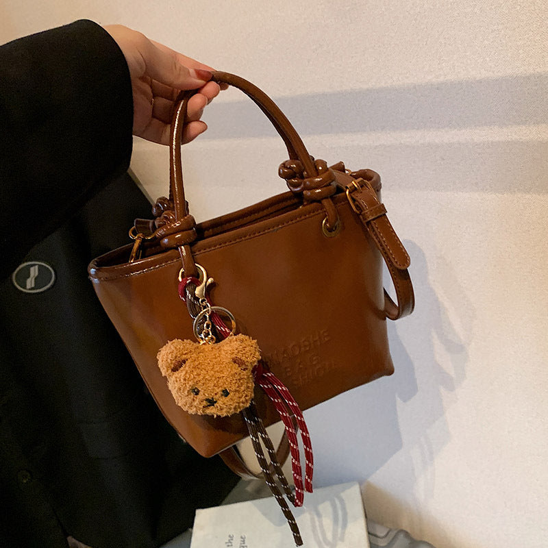 Damen modische Handtasche mit verspieltem Plüschanhänger Nord Taschen
