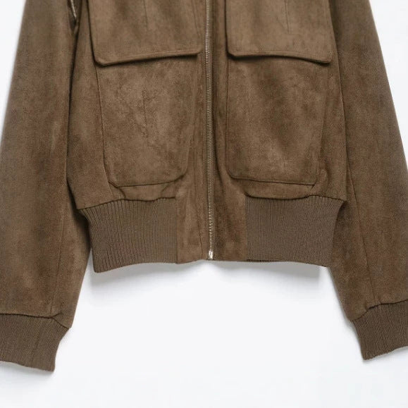 Damen Kurz geschnittene Veloursleder‑Bomberjacke mit Rippenkragen und aufgesetzten Klappentaschen Nord Taschen