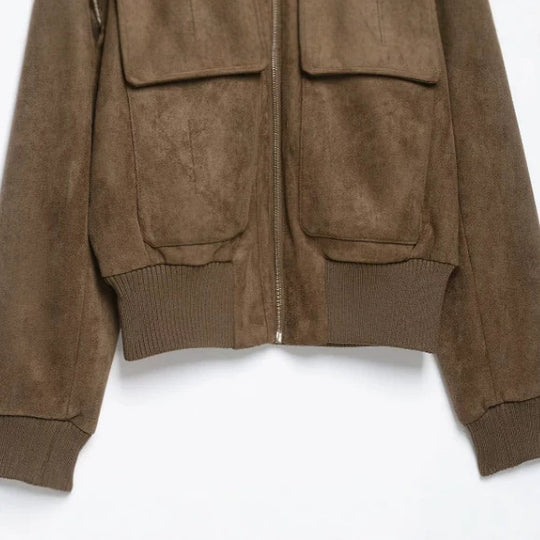 Damen Kurz geschnittene Veloursleder‑Bomberjacke mit Rippenkragen und aufgesetzten Klappentaschen Nord Taschen