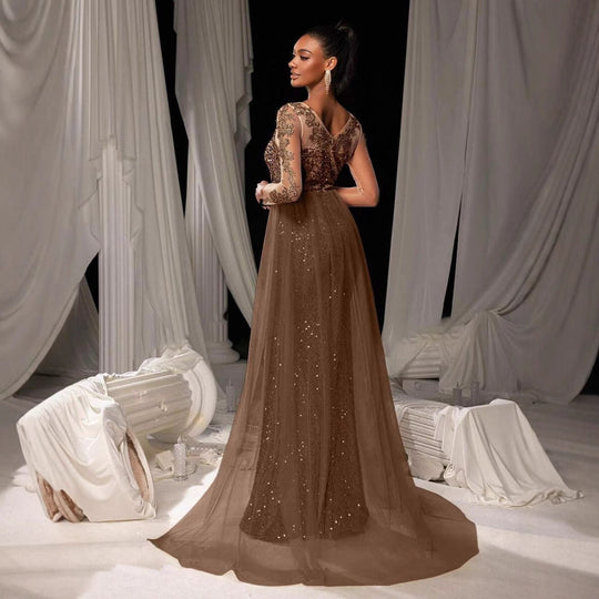 Damen Glamouröses Abendkleid mit schimmerndem Spitzenoberteil und fließendem Tüllumhang Avellé
