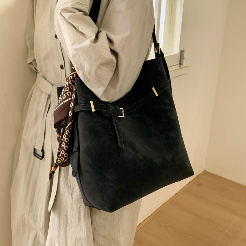 Damen elegante Hobo-Tasche mit stilvollem Halsschal Nord Taschen