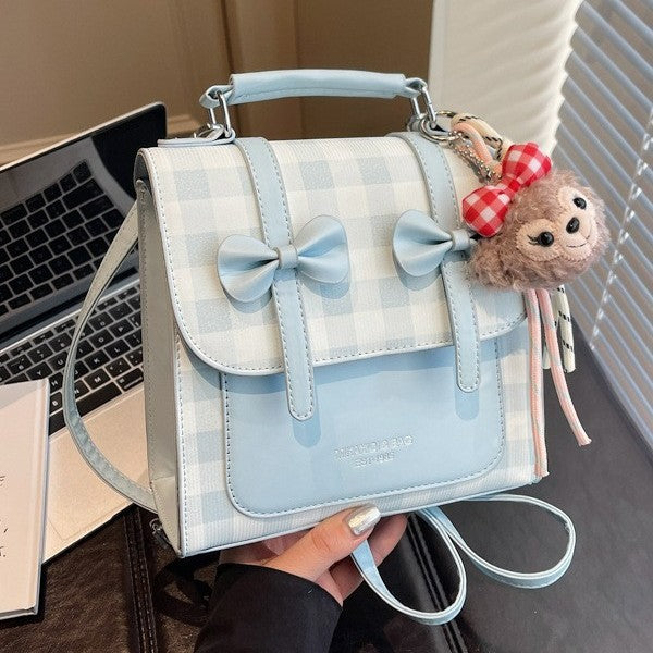 Damen Umhängetasche mit verspieltem Design und charmantem Plüschanhänger Nord Taschen