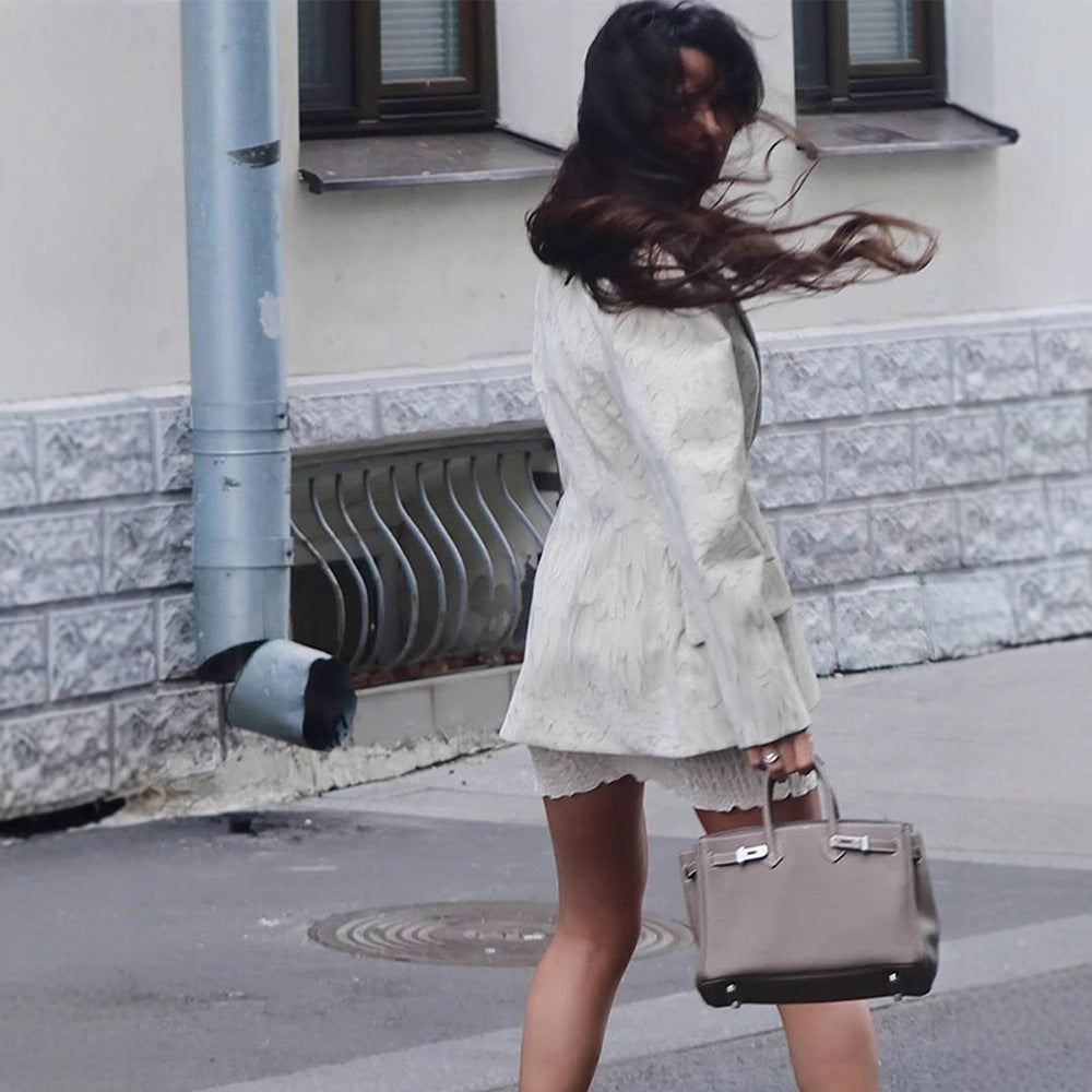 Damen Taillierter Blazer mit Federnstruktur und markanter Schulterpartie Nord Taschen