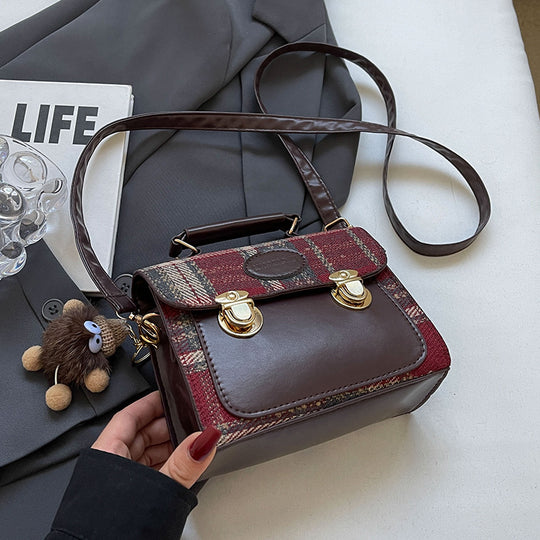Damen Umhängetasche mit eleganter Karostruktur und hochwertigen Metallelementen Nord Taschen