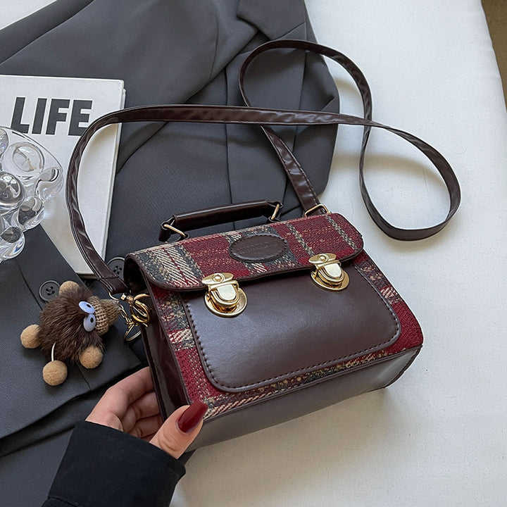 Damen Umhängetasche mit eleganter Karostruktur und hochwertigen Metallelementen Nord Taschen