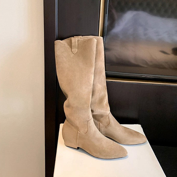 Damen Kniehohe Slouch‑Stiefel aus weichem Veloursleder mit spitzer Zehenpartie und niedrigem Absatz Nord Taschen