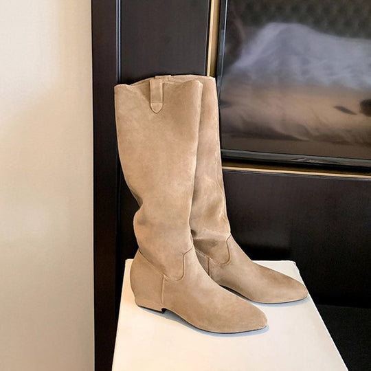 Damen Kniehohe Slouch‑Stiefel aus weichem Veloursleder mit spitzer Zehenpartie und niedrigem Absatz Nord Taschen