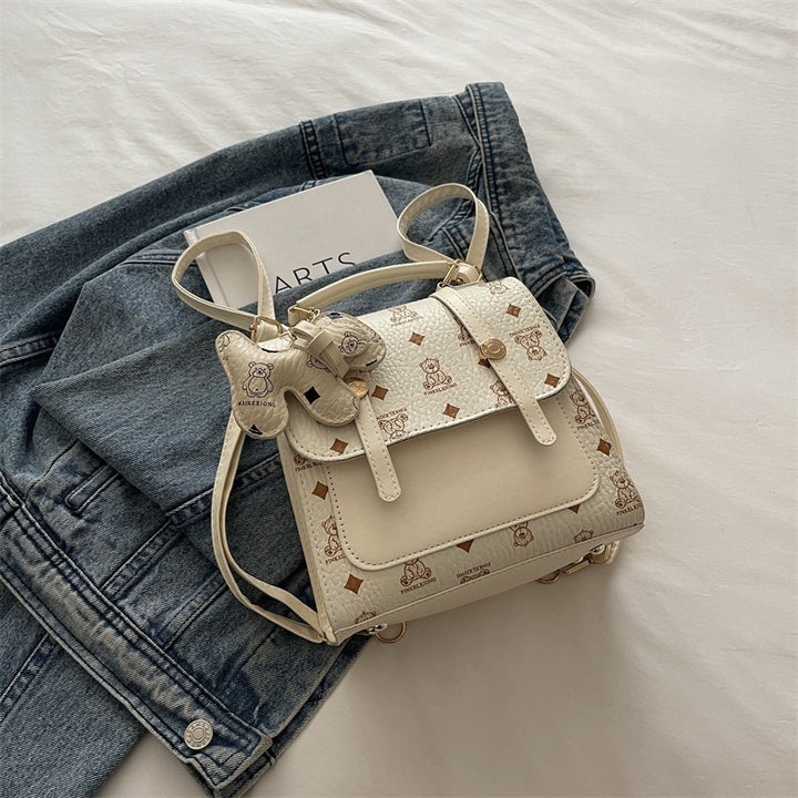 Damen Rucksackhandtasche mit verspieltem Anhänger Nord Taschen