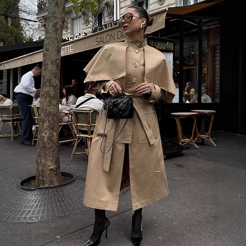 Damen Langer Trenchcoat mit Capelet, Taillengürtel und Sturmkragen Nord Taschen