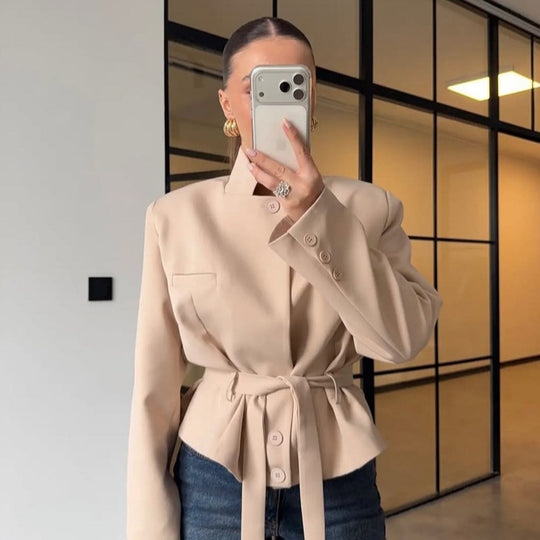 Damen Taillierter kurzgeschnittener Blazer mit Stehkragen, Schößchen und Bindegürtel Nord Taschen