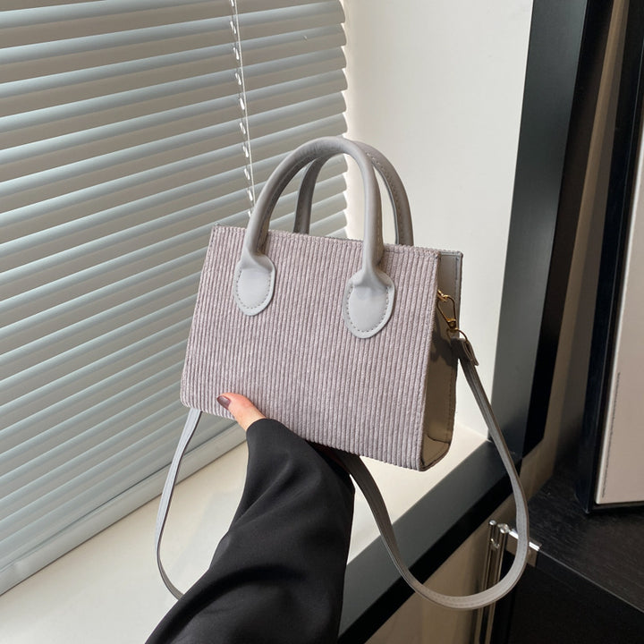 Damen praktische Handtasche mit abnehmbarem Pompon Nord Taschen