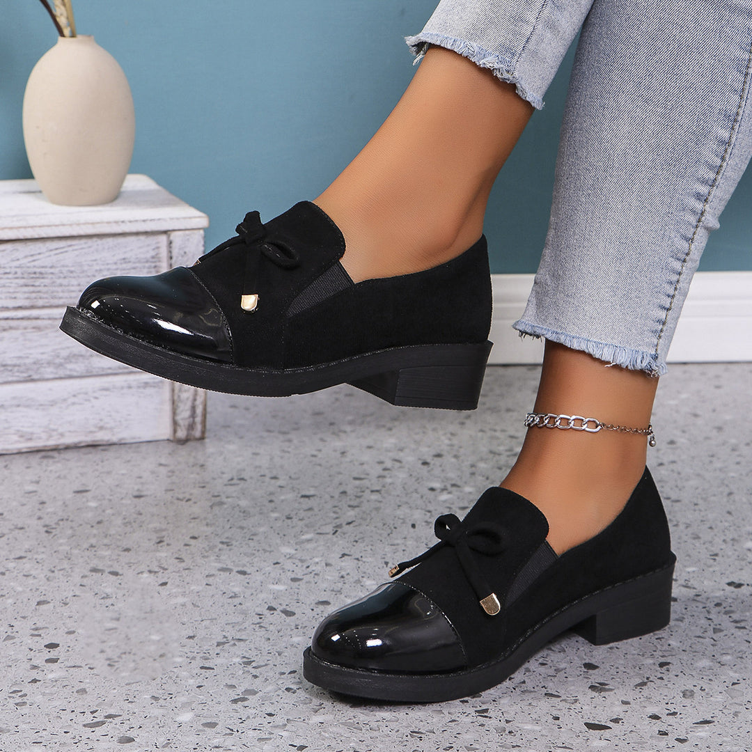 Damen Slip-On Loafer aus Veloursimitat mit Lackkappe, elastischem Einsatz und Zierschleife Nord Taschen