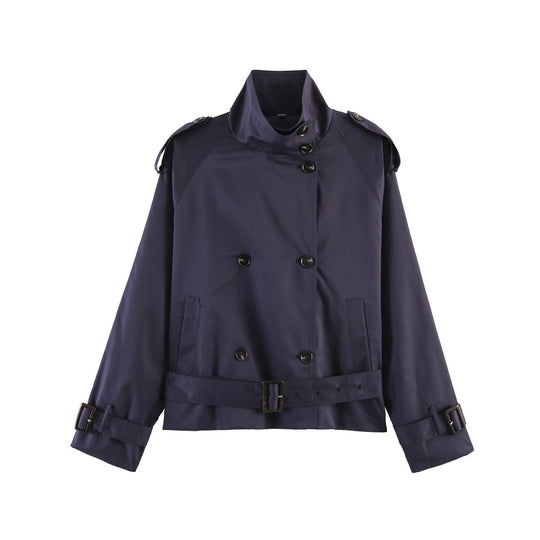 Damen 20+ kurzer Doppelreiher Trenchblouson im Boxy‑Cut mit Stehkragen Schulterklappen und verstellbarem Taillengürtel Nord Taschen