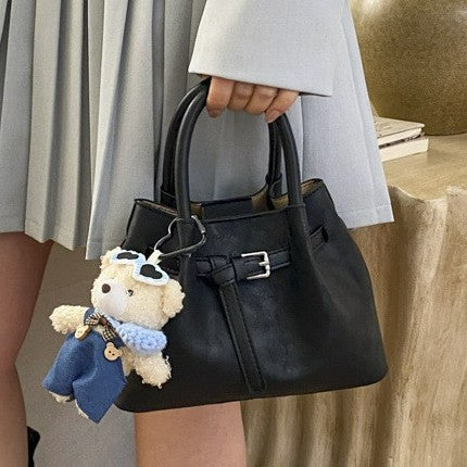 Damen modische Handtasche mit verspieltem Bärenanhänger Nord Taschen