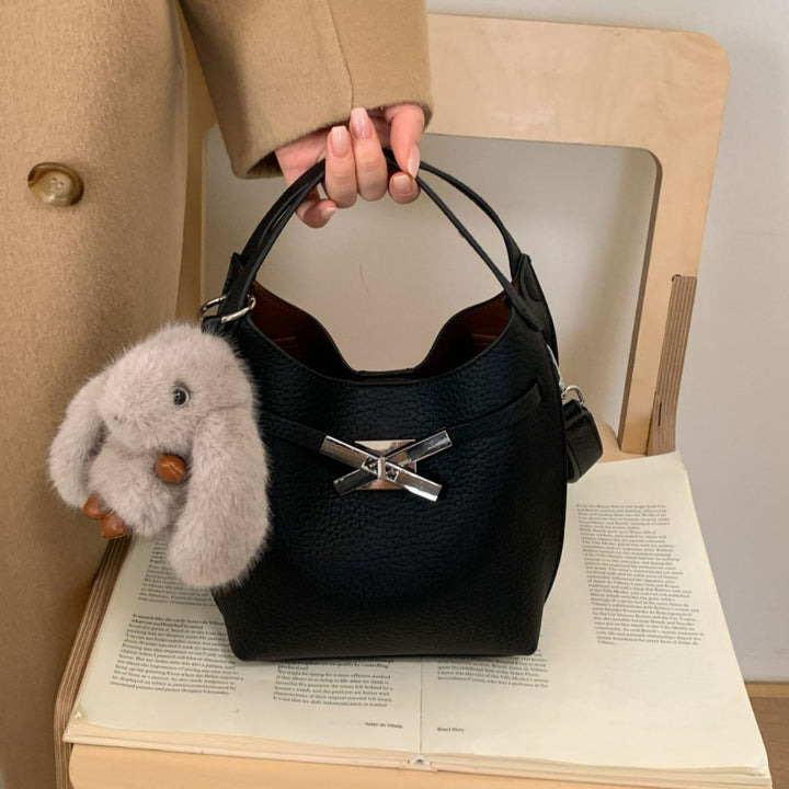 Damen-Handtasche im modernen Hobo-Stil mit charmantem Plüschanhänger Nord Taschen