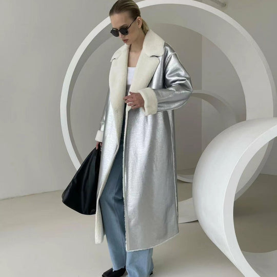 Damen Longline-Mantel aus Metallic‑Material mit Teddyfutter und überschnittener Schulter Nord Taschen