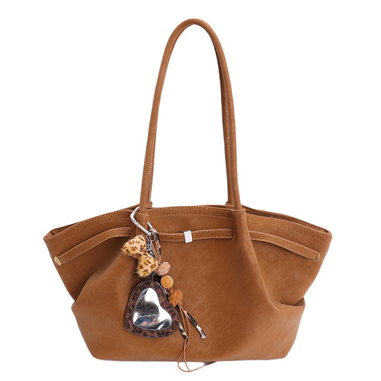 Damen Schultertasche aus hochwertigem Kunstleder mit dekorativem Anhänger Nord Taschen