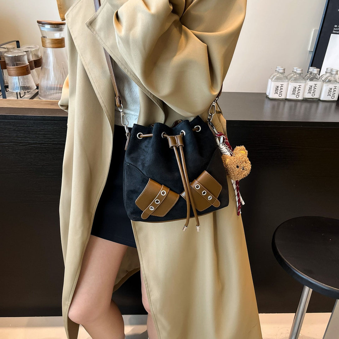 Damen Beuteltasche aus hochwertigem Veloursleder mit verstellbarem Schulterriemen Nord Taschen