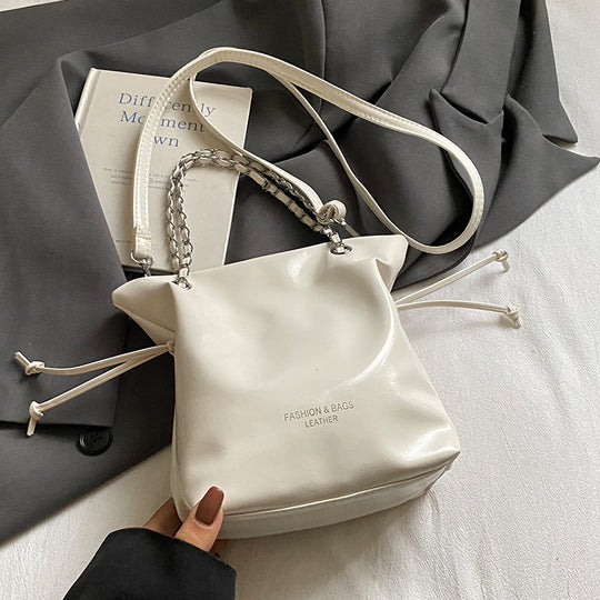 Damen Hobo-Tasche mit elegantem Kettenakzent und modernem Kordelzug Nord Taschen