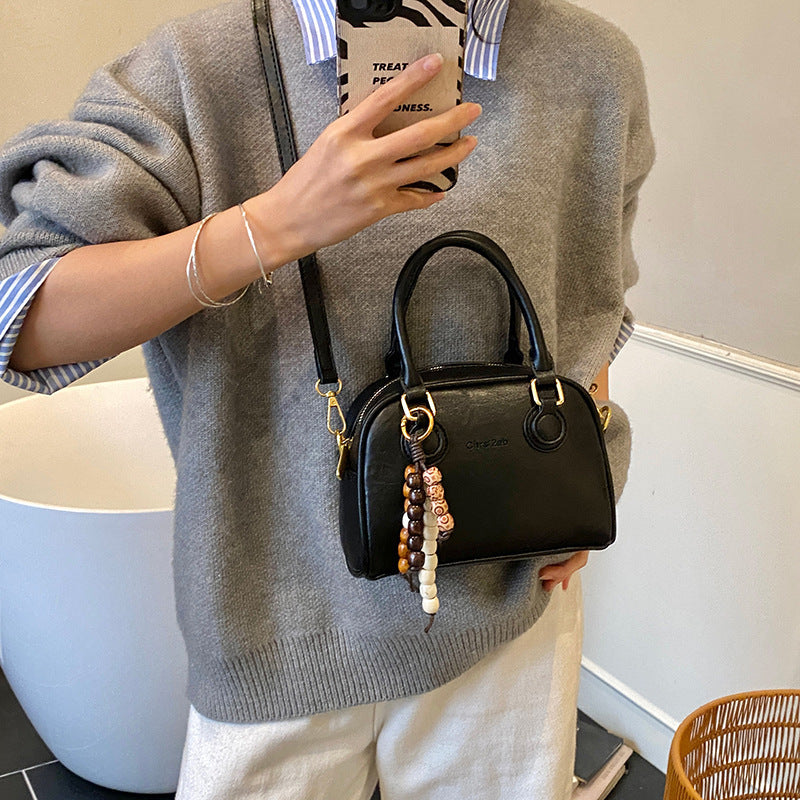 Damen Mini-Handtasche mit verspieltem Anhänger Nord Taschen