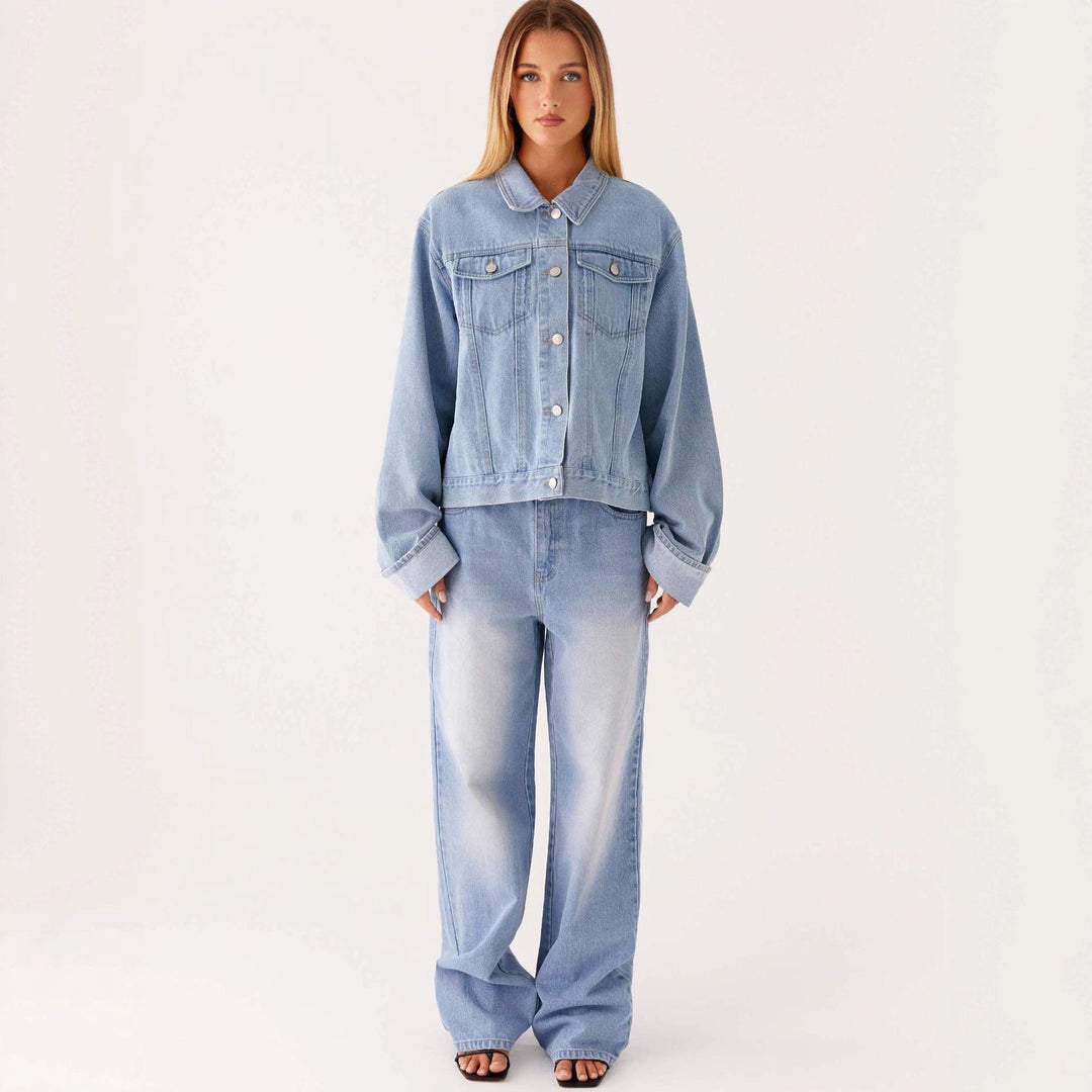 Damen trendige Denimjacke im lässigen Schnitt mit aufgesetzten Taschen und Knopfdetails