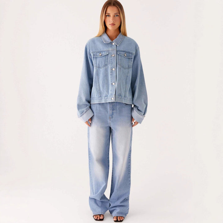 Damen trendige Denimjacke im lässigen Schnitt mit aufgesetzten Taschen und Knopfdetails
