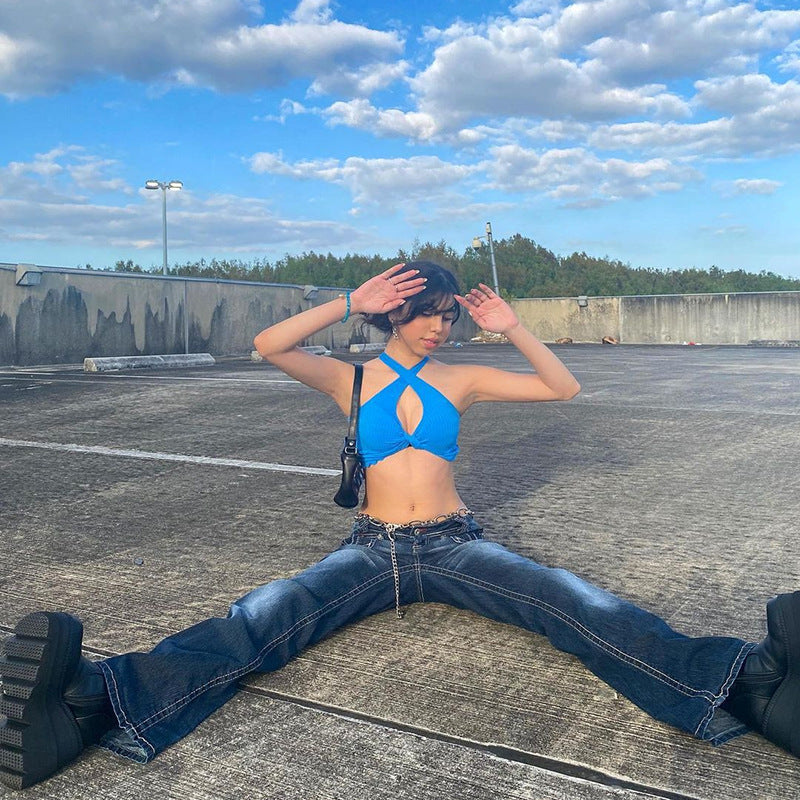 Damen tiefsitzende Schlagjeans mit ausgestelltem Bein, dekorativer Metallkette und klassischem Fünf-Taschen-Design Nord Taschen