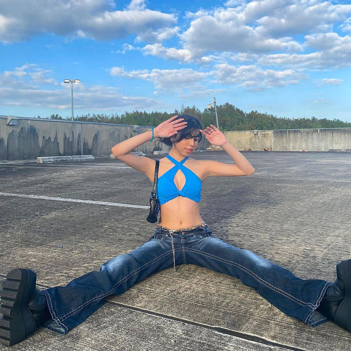 Damen tiefsitzende Schlagjeans mit ausgestelltem Bein, dekorativer Metallkette und klassischem Fünf-Taschen-Design Nord Taschen