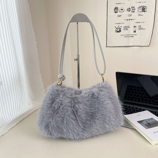 Damen Umhängetasche aus hochwertigem Kunstfell mit elegantem Detail Nord Taschen