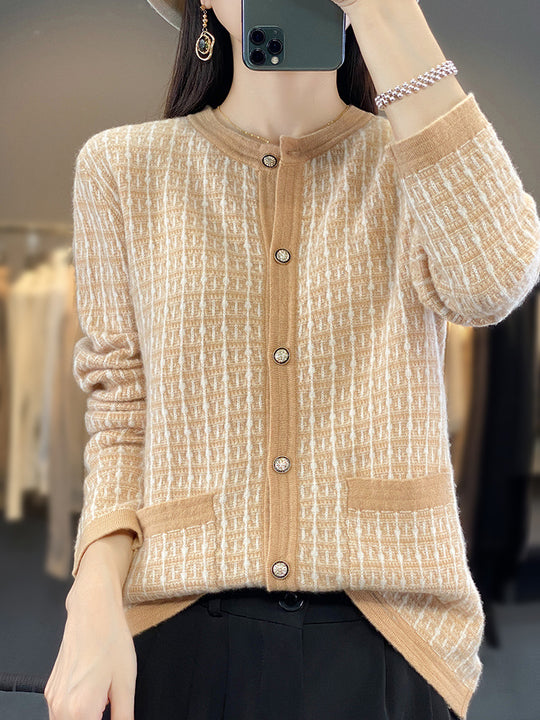 Damen Strickcardigan im Bouclé‑Gittermuster mit Rundhals, Schmuckknopfleiste und aufgesetzten Taschen Nord Taschen