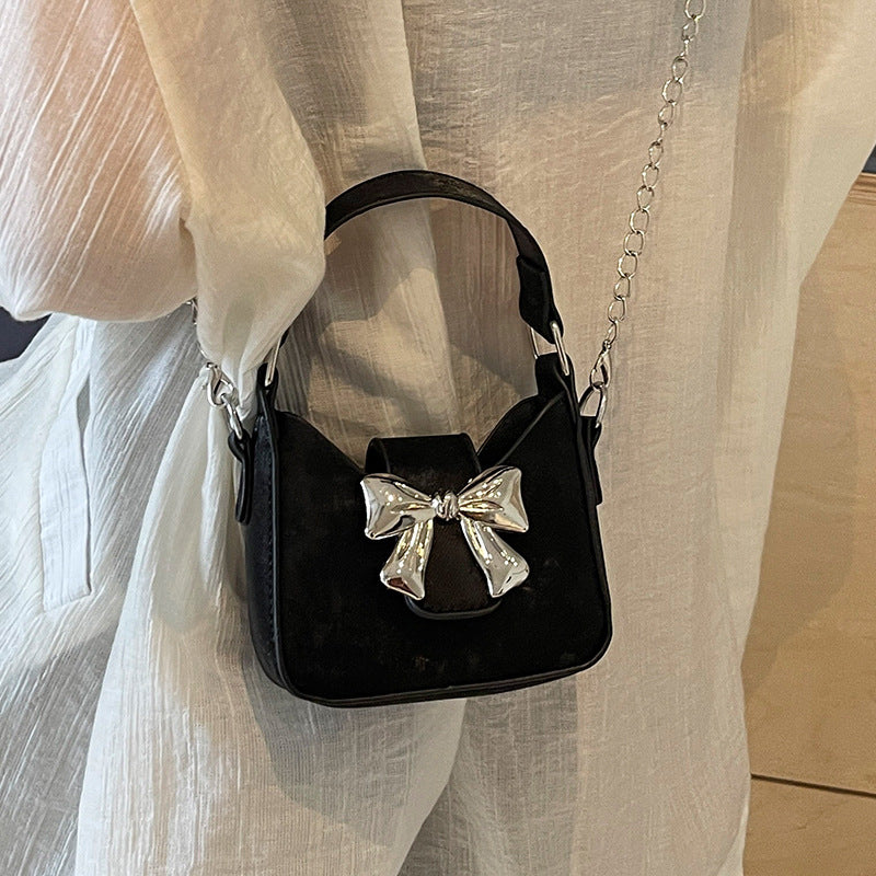 Damen Handtasche mit glänzendem Schleifenverschluss Nord Taschen