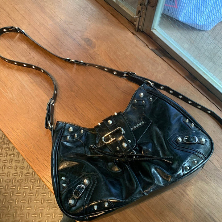 Damen Hobo-Tasche mit dekorativen Nieten und modischem Design Nord Taschen