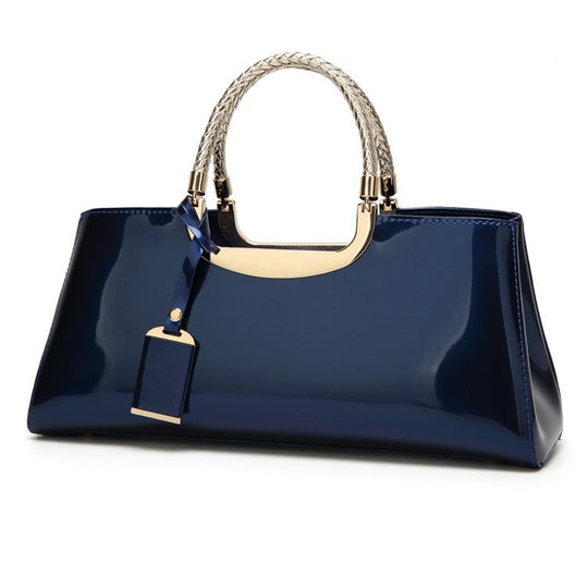 Damen Handtasche mit glänzender Oberfläche und elegantem Kettenakzent Nord Taschen