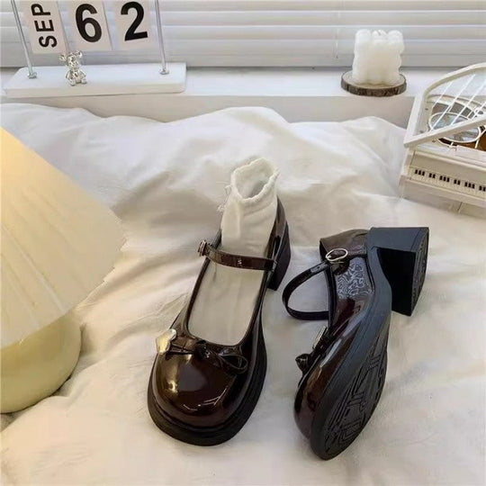 Damen Süße Mary Jane Schuhe mit herzförmigem Detail und dekorativem Rüschensocke
