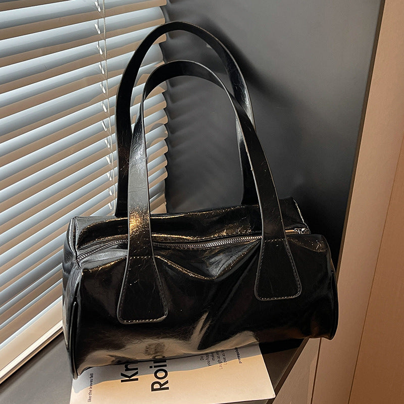 Damen Handtasche mit eleganter glänzender Oberfläche und praktischen Fächern Nord Taschen