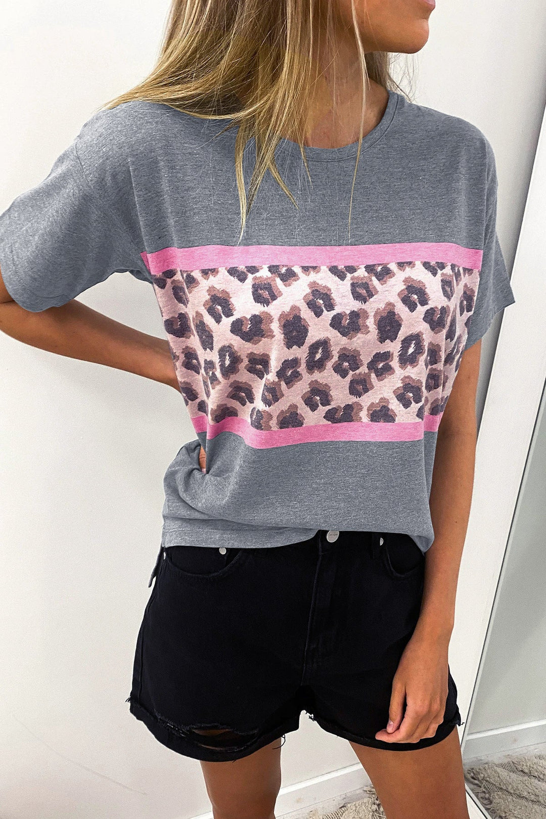 Damen T-Shirt mit modernem Leopardenmuster und elastischem Saum