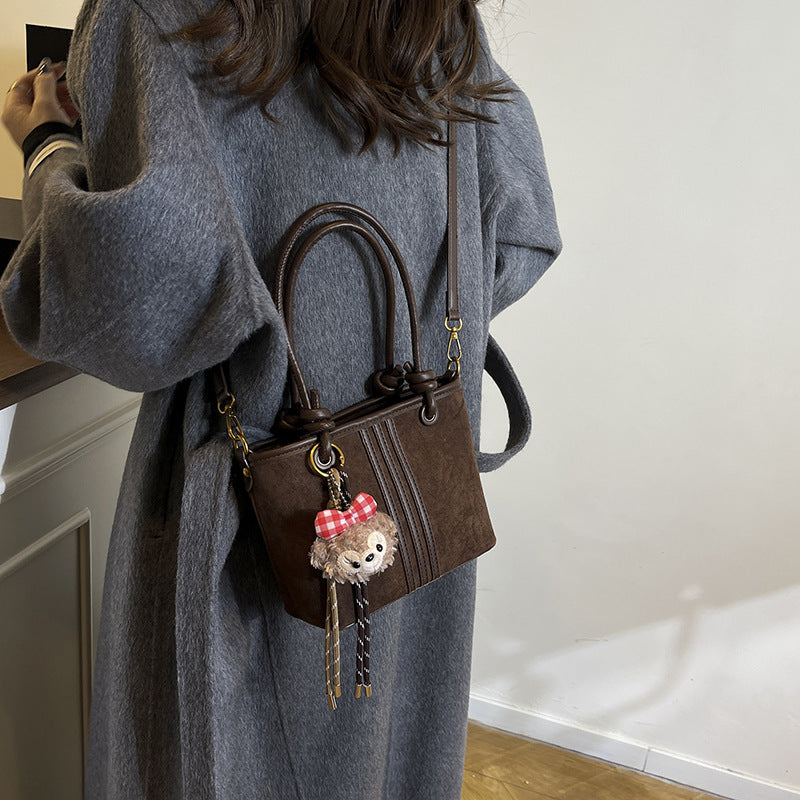 Damen Handtasche aus weichem Wildleder mit charmantem Anhänger Nord Taschen