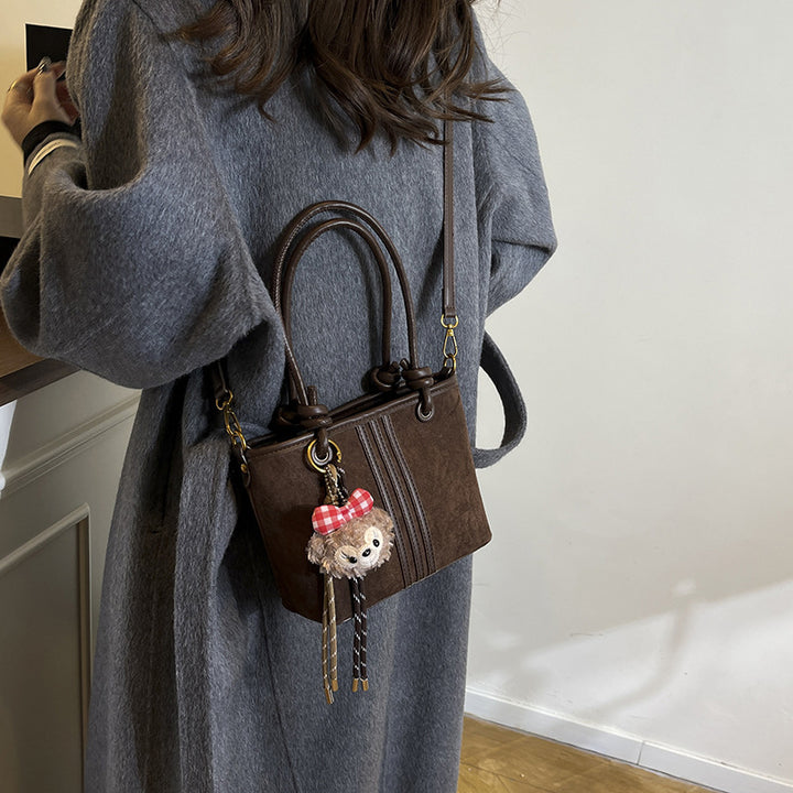 Damen Handtasche aus weichem Wildleder mit charmantem Anhänger Nord Taschen